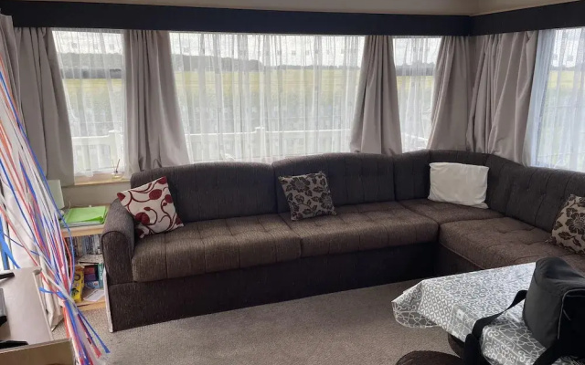 4 Bed Lodge Sleeps 8 - Pet Friendly, Parking