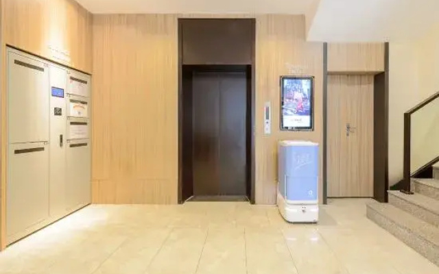 HanTing Premium Hotel (Dalian Renmin Road, Gangwan Square Metro Station)