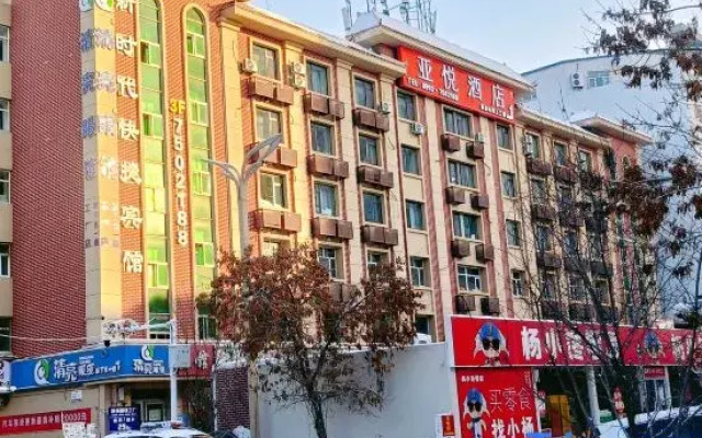 Yayue Hotel (Shihezi Xingfu Road Pedestrian Street)