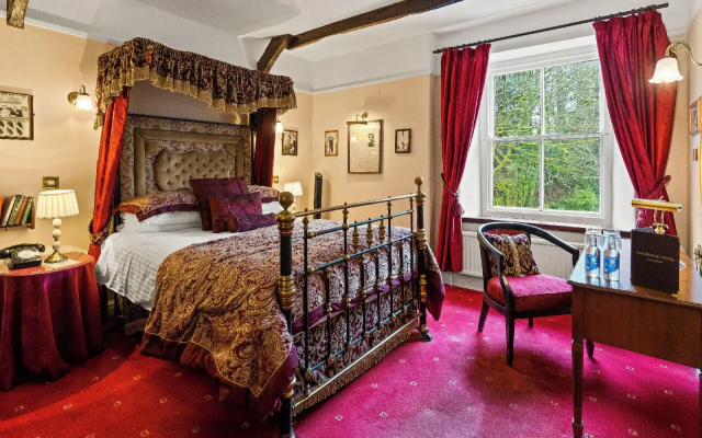 Two Bridges Hotel