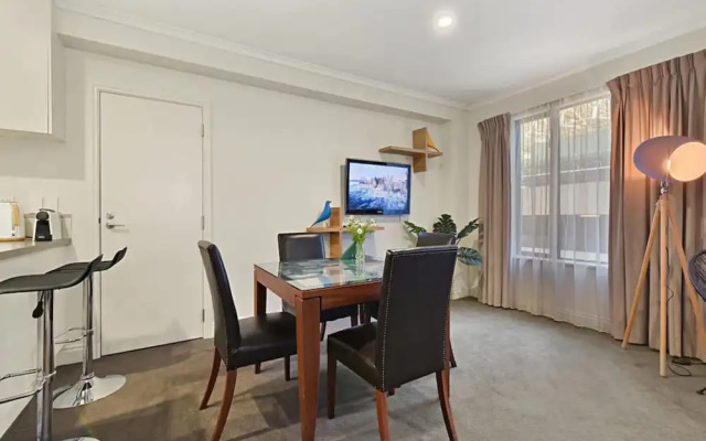 Spacious Retreat On Queen Street With Gym And Pool