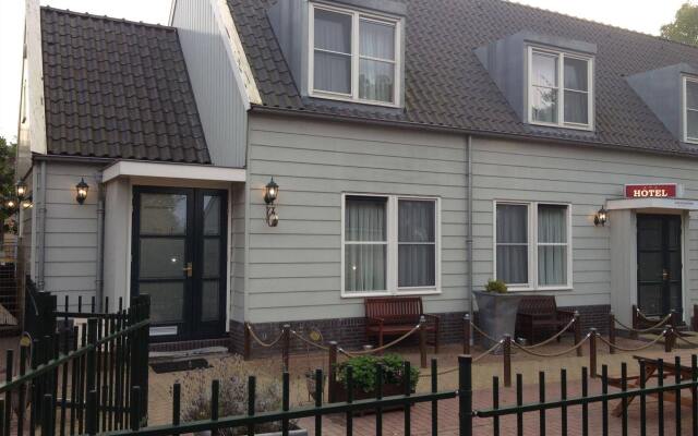 Amsterdam Village Hotel (former Hotel De Oude Taveerne) вид на фасад