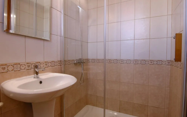 Phaedrus Living: Universal City Flat Alina