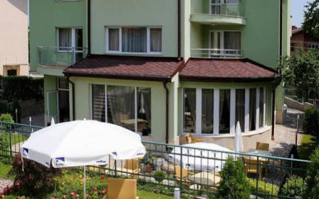 Family Hotel Diana вид на фасад