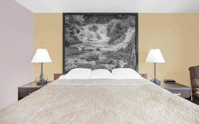 Super 8 by Wyndham Watertown