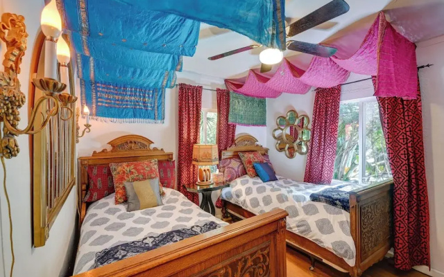 Bohemian Wonderland: Benicia Bungalow w/ Pergola!