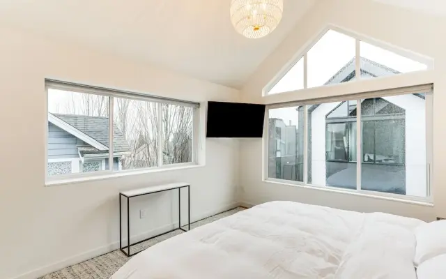 Modern Seattle Townhome: Walk to Light Rail!