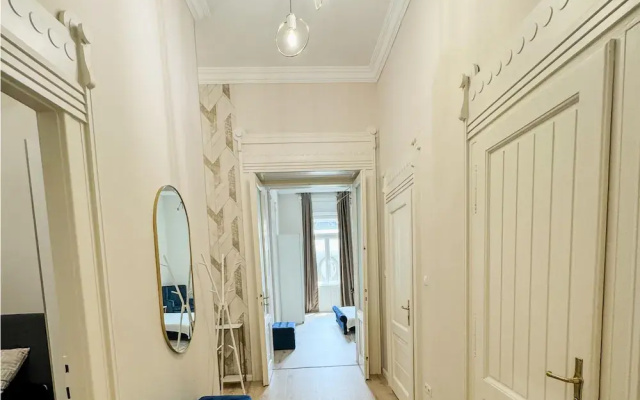 Luxury 3BR Apartment Near Basilica & Parliament