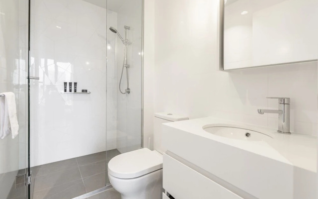 Trendy Melbourne 2 Bedroom Apartment by BnB Pro
