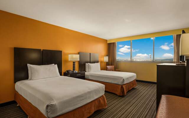 Best Western The Plaza Hotel Honolulu Airport - Free Breakfast