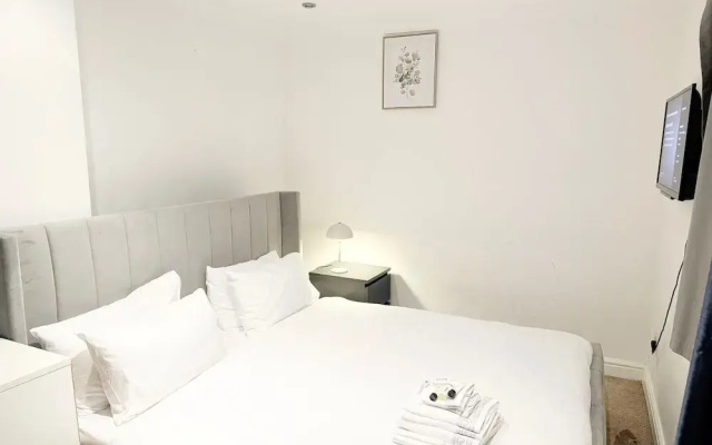 3 Bedroom in Northolt by Stayfolk