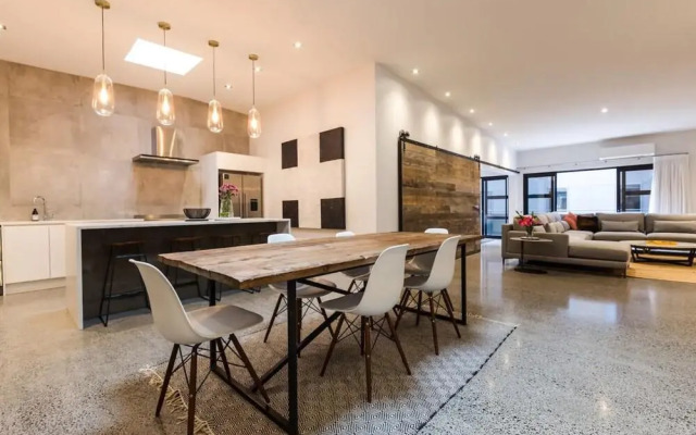 Designer 4 Bedroom Converted Loft Minutes to Skycity