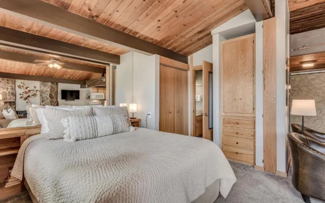 Laurelwood Condominiums Studio Deluxe Unit 115