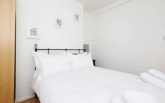 East London 1 Bedroom Flat With Terrace