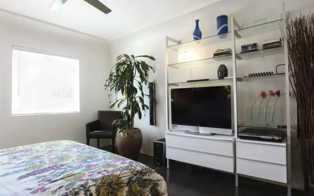 Globe Suites off Abbott Kinney