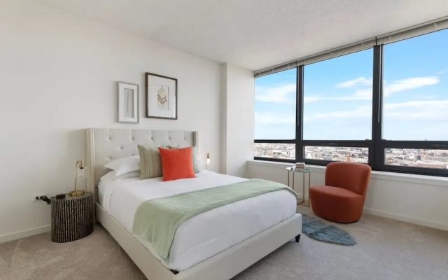 West Loop Luxe 2BR Balcony Skyline Views