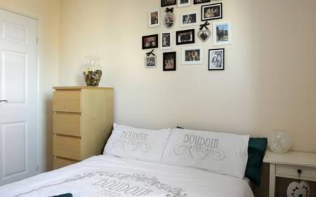 2 Bedroom Flat In Bonnington