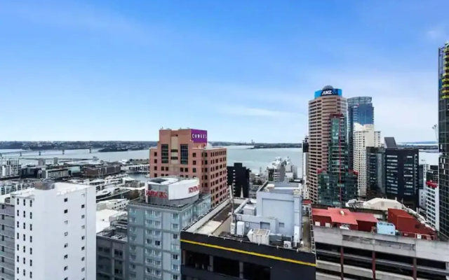 Stunning 2BR w/ Views Near Sky Tower- Zodiak Stays