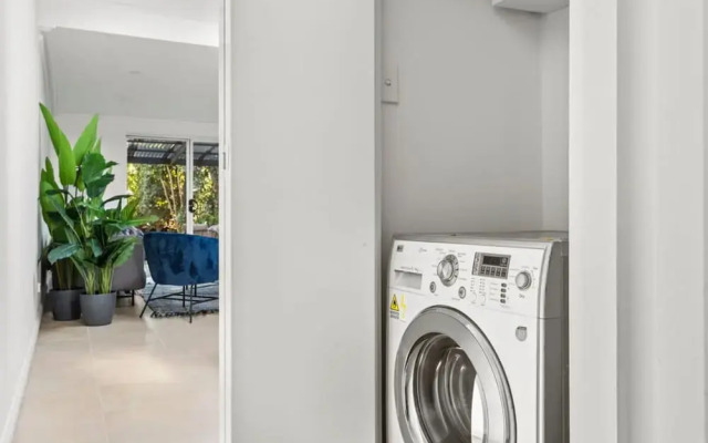 Patio House: Moments From Marrickville Metro