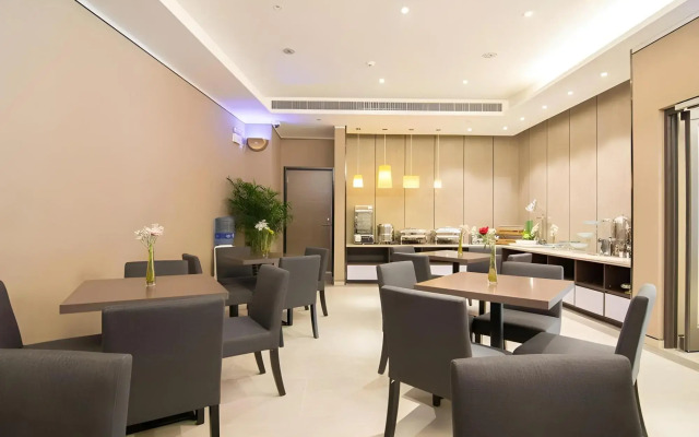 Homeinn Plus Hotel (Shanghai Dishui Lake Port City New World)