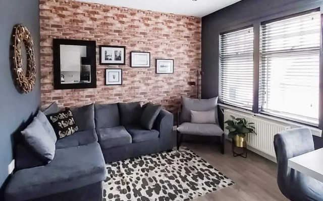 Modern Apartment - Sleeps 4 - Centrally Located