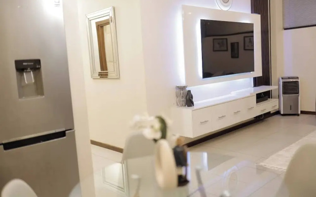 Luxurious, Spacious 2-br