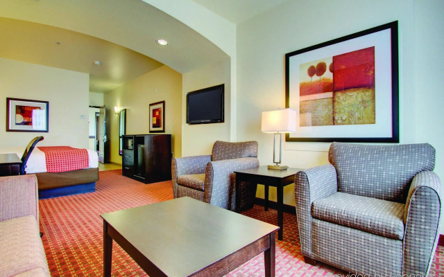 La Quinta Inn & Suites by Wyndham Denver Gateway Park