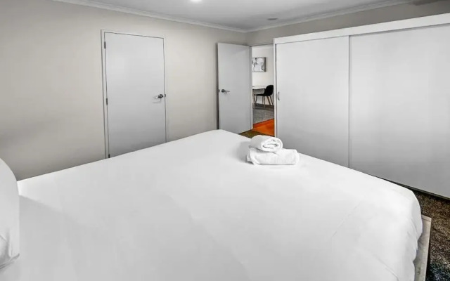 2BR Newmarket Retreat near Broadway: Zodiak Stays
