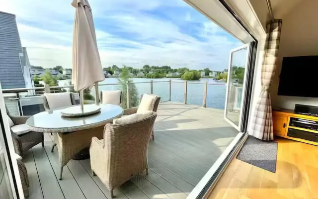 Cotswolds Lakeside Home-Summer Lake