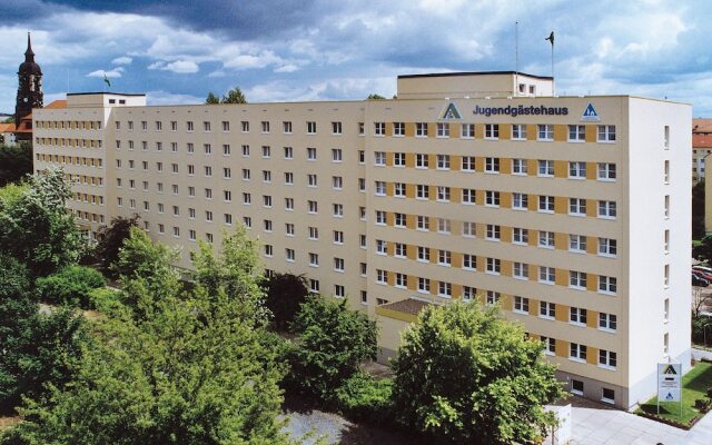 Отель JUGENDGASTEHAUS DRESDEN - Hostel Германия, Дрезден - 1 отзыв об отеле, цены и фото номеров - забронировать отель JUGENDGASTEHAUS DRESDEN - Hostel онлайн вид на фасад