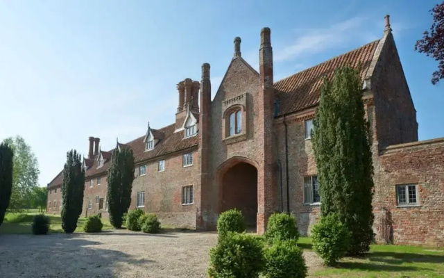 Lavish Tudor Hall Gardens - Sleeps 14
