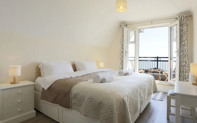 Modernly Furnished Holiday Home With Balcony, Near Felixstowe Beach
