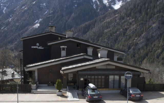 Отель Les Jumeaux Courmayeur Италия, Курмайёр - отзывы, цены и фото номеров - забронировать отель Les Jumeaux Courmayeur онлайн вид на фасад