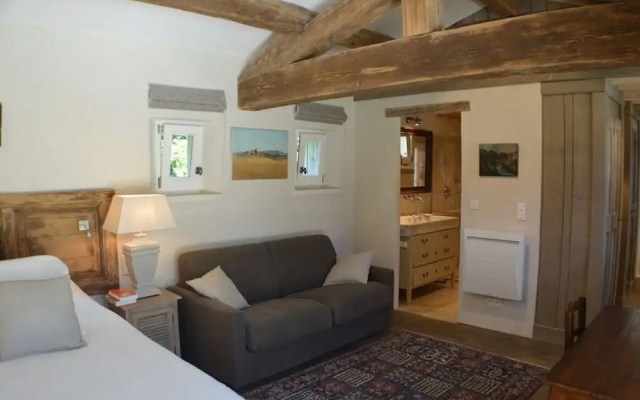 Lush Home in L'isle-sur-la-sorgue With Swimming Pool