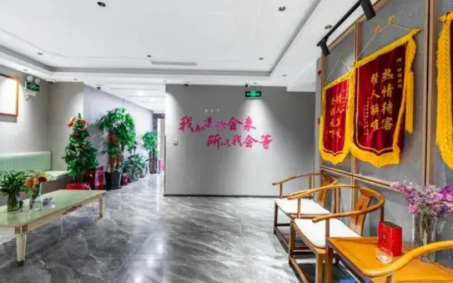 Xiangfu Hotel (People's Square Changzheng Hospital)