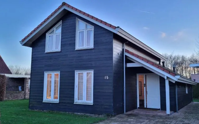 The Black House - Luxurious Holiday Villa Zeewolde