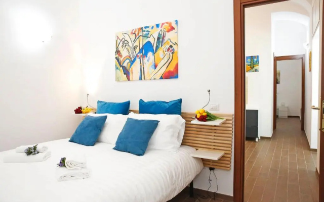 Castel Sant Angelo's Harmonious Apartment