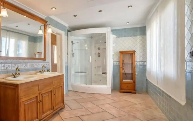 Villa - 5 Bedrooms with Pool - 106414