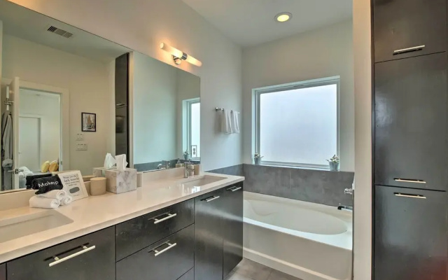 Downtown Houston Townhome w/ Balcony + Yard!