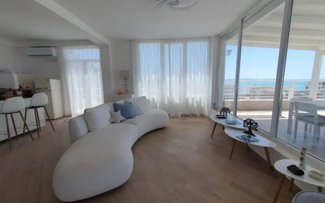 Dream House   (No Front Desk For Check In Please Contact The Property At Least 5 Days In Advance)