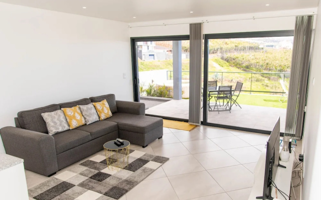 House - Sleeps 3, Free Parking, Garden & Jacuzzi