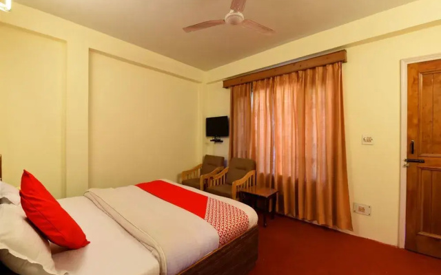 OYO 13586 Hotel Monarch