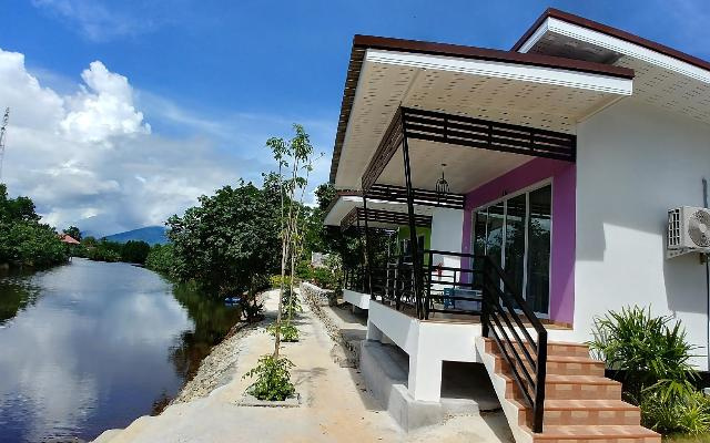 Thipburee Riverside Hotel