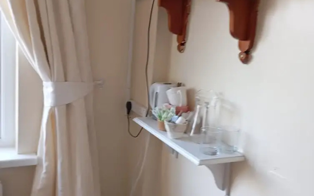Room in Apartment - 1 Bedroom In A Homely Home With A Lovely Farm