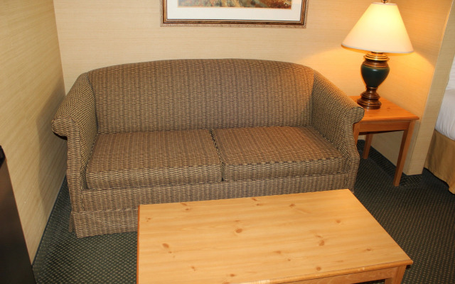 Holiday Inn Express Hotel & Suites Warrenton by IHG