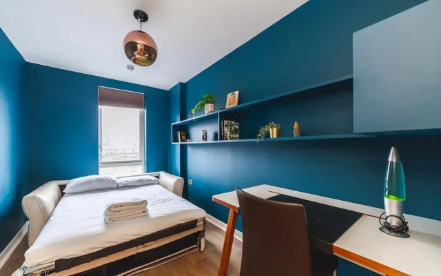 Cosy 2-bed Poplar Flat w/ City Views