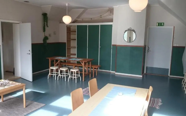 Previous schoolbuilding with gym - Groups and long stays possible