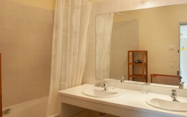 Quaint Holiday Home in Rustrel With Swimming Pool