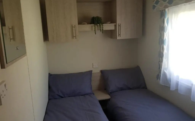 Lodge - Sleeps 8 - Parking, Wifi,