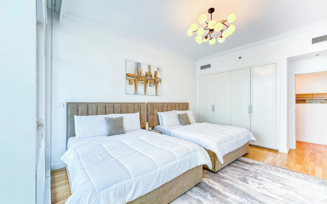 Opulent Flat with Beach & Canal View